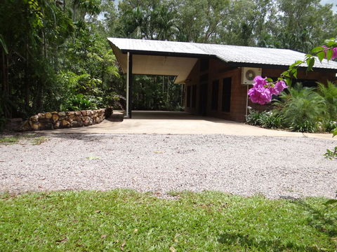 DARWIN'S SHADY ACRES RETREAT - Accommodation Gladstone 2