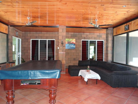 DARWIN'S SHADY ACRES RETREAT - Accommodation Gladstone 17