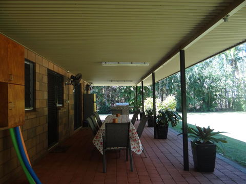 DARWIN'S SHADY ACRES RETREAT - Accommodation Gladstone 6