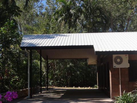 DARWIN'S SHADY ACRES RETREAT - Accommodation Gladstone 3
