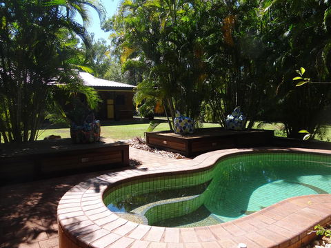 DARWIN'S SHADY ACRES RETREAT - Accommodation Gladstone 12