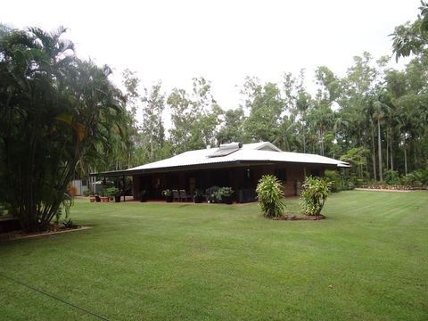 DARWIN'S SHADY ACRES RETREAT - Accommodation Gladstone 0