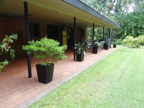 DARWIN'S SHADY ACRES RETREAT - Accommodation Gladstone 7