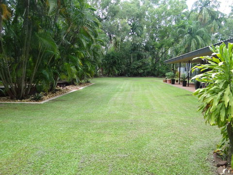 DARWIN'S SHADY ACRES RETREAT - Accommodation Gladstone 8