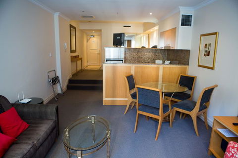 Bond 215 - Accommodation Gladstone 2