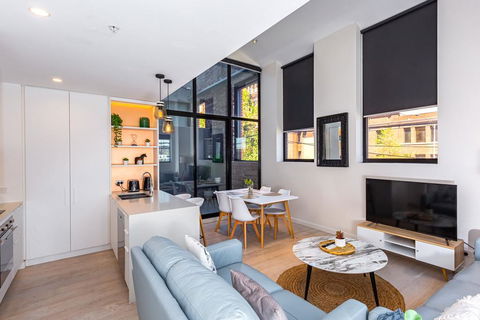 Bond Quarter Loft - Accommodation Gladstone 0