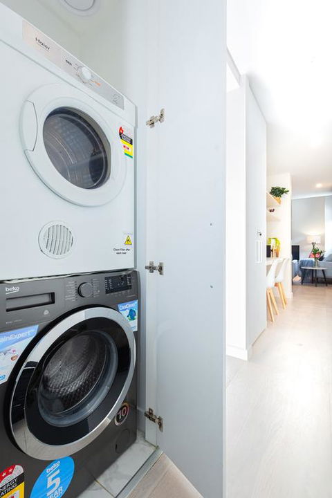 Bond Quarter Loft - Accommodation Gladstone 3
