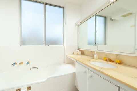 Bondi Apt. For 4 With Panoramic Ocean And Park Views - Accommodation Gladstone 3