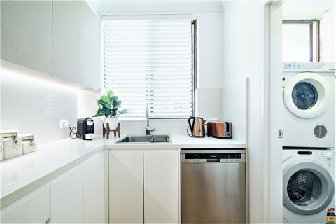 Bondi Beach Oasis-Car Park+Pool+Air Con - Accommodation Gladstone 1