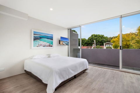 Bondi Beach Studio King Suite + Balcony - Accommodation Gladstone 0