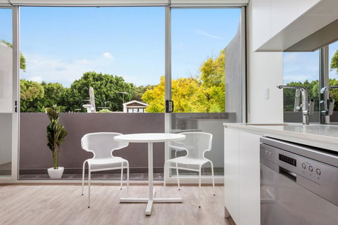 Bondi Beach Studio King Suite + Balcony - Accommodation Gladstone 2