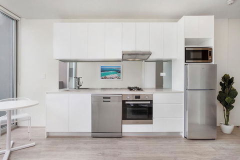 Bondi Beach Studio King Suite + Balcony - Accommodation Gladstone 3