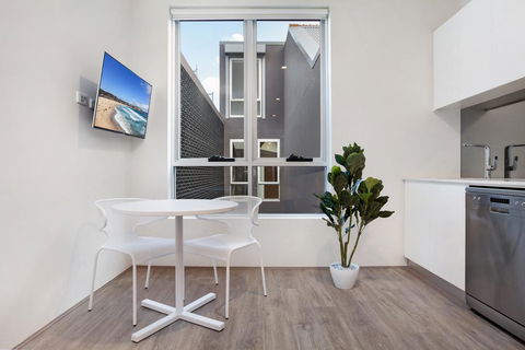 Bondi Beach Studio King Suite 1 - Accommodation Gladstone 2