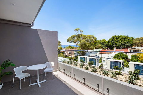 Bondi Beach Studio Penthouse Suite + Balcony - Accommodation Gladstone 2
