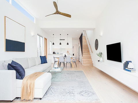 BONDI BLUE-hosted By:L'Abode Accommodation - Accommodation Gladstone 2
