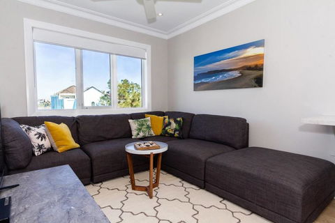 BONDI BREEZE-hosted By:L'Abode Accommodation - Accommodation Gladstone 1