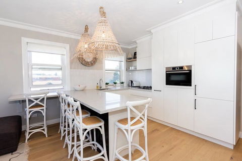 BONDI BREEZE-hosted By:L'Abode Accommodation - Accommodation Gladstone 0