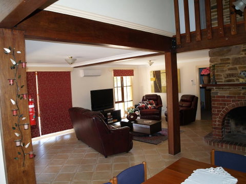 Boobook Manor - Accommodation Gladstone 2