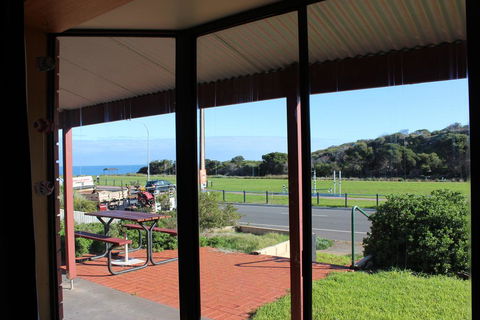 Bott's Beach Retreat - Accommodation Gladstone 0