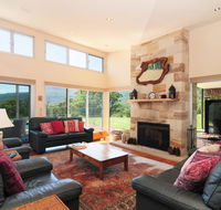 Bottlebrush Lodge - Great views and a pool - Accommodation Gladstone