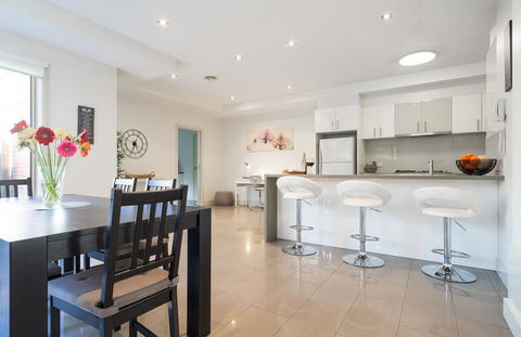 Boutique Stays - Mentone Abode - Accommodation Gladstone 2