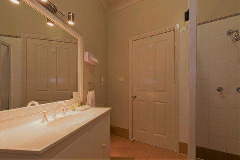 Bowen Inn Motel - Accommodation Gladstone 1