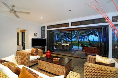 Bramston Beach - Luxury Holiday House - Accommodation Gladstone 1