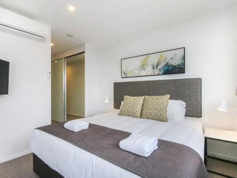 Brand New 2 Bedroom Unit With Amazing Hinterland Views - Accommodation Gladstone 2