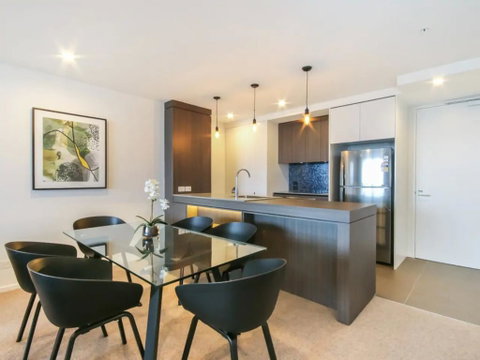 Brand New 2 Bedroom Unit With Amazing Hinterland Views - Accommodation Gladstone 1