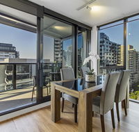 Brand new luxury pad in shopping and dining Mecca - Accommodation Gladstone