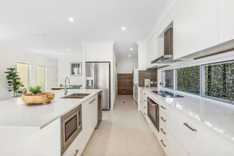 Brand New PRIZE HOME 50m Path To Beach - Accommodation Gladstone 1