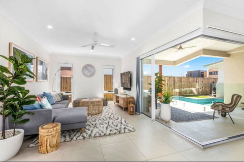 Brand New PRIZE HOME 50m Path To Beach - Accommodation Gladstone 0