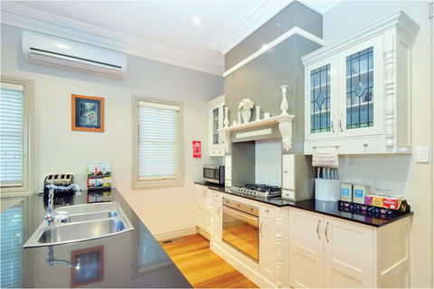 Brantwood Cottage Luxury Accommodation - Accommodation Gladstone 1