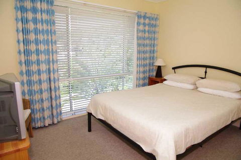 Breakers 1, 13 East Street - Accommodation Gladstone 2