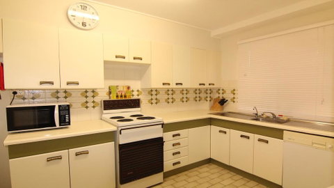 Breakers 10 - Main Beach Location! - Accommodation Gladstone 3