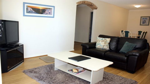 Breakers 8 - Main Beach Location! - Accommodation Gladstone 1