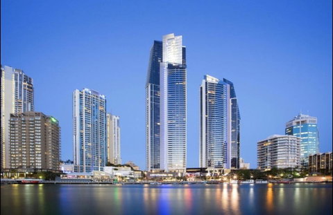 Breathtaking Views 4BD HIGH FLOOR Lux Apartment - Accommodation Gladstone 0
