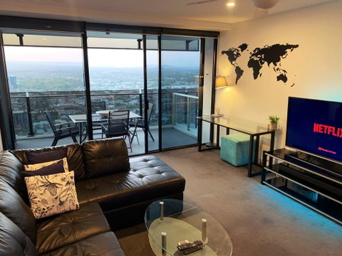 Breathtaking Views 4BD HIGH FLOOR Lux Apartment - Accommodation Gladstone 1