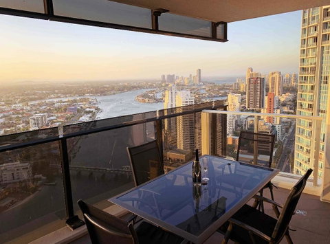 Breathtaking Views 4BD HIGH FLOOR Lux Apartment - Accommodation Gladstone 3