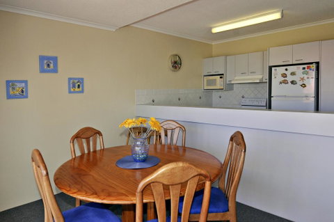 Bright & Comfortable In Quiet Location - Accommodation Gladstone 3