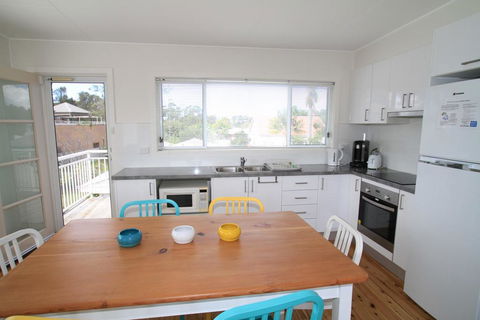 Bright And Breezy - Accommodation Gladstone 2