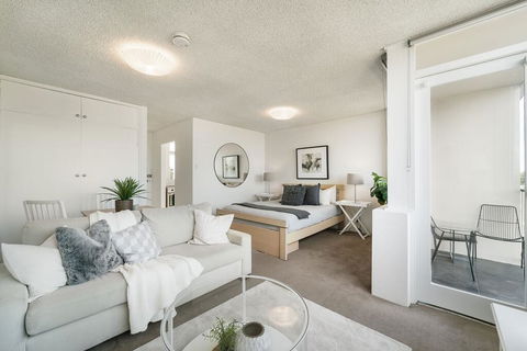 Bright And Sunny Studio Apartment - Accommodation Gladstone 2