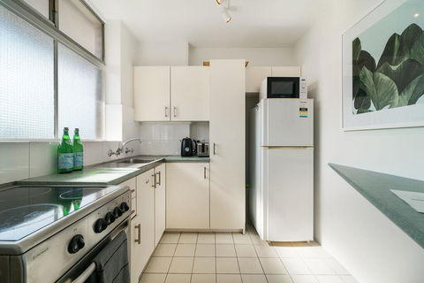 Bright And Sunny Studio Apartment - Accommodation Gladstone 3