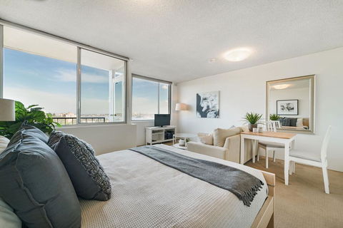 Bright And Sunny Studio Apartment - Accommodation Gladstone 0