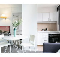 Bright modern studio steps from the action - Accommodation Gladstone
