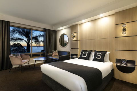 Brighton Savoy Hotel - Accommodation Gladstone 0