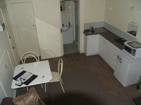 Bristol House Accommodation - Accommodation Gladstone 2