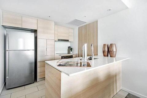 Broadbeach 2 Bedroom FREE WIFI, Netflix & Parking - Accommodation Gladstone 3
