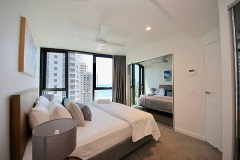 Broadbeach New Luxury Vue #17 Beach Views - Accommodation Gladstone 2