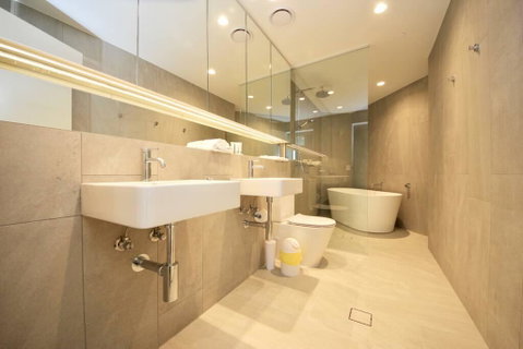 Broadbeach New Luxury Vue #17 Beach Views - Accommodation Gladstone 3